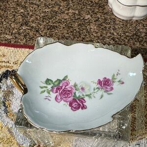 Vintage Porcelain Leaf Shaped Trinket Ring Candy Dish With 22 Karat Gold Trim